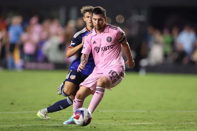 Lionel Messi cuando el balón en la derrota de Inter Miami ante Cincinnati. (Foto Getty).