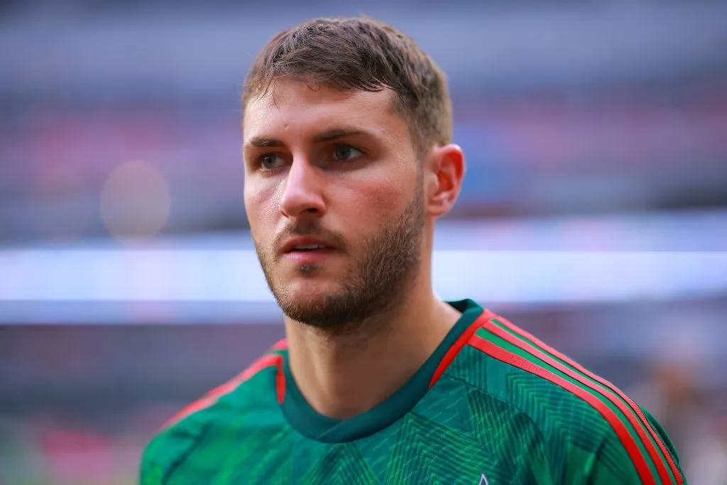 Santiago Giménez vistiendo la camiseta de México. (Foto Getty).