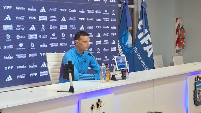 Scaloni en conferencia de prensa. // @VarskySports