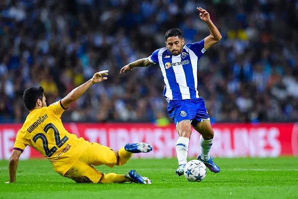 Alan Varela conduce la pelota en el duelo de Champions League entre Porto y Barcelona.
