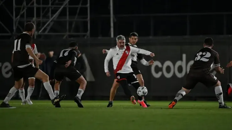 Ariel Ortega en acción.