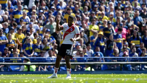 Salomón Rondón festejando en la Bombonera.