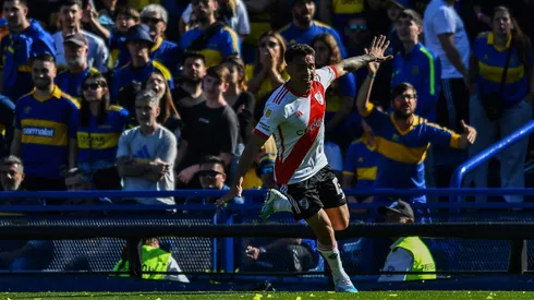 Enzo Díaz festejando un gol en la Bombonera.