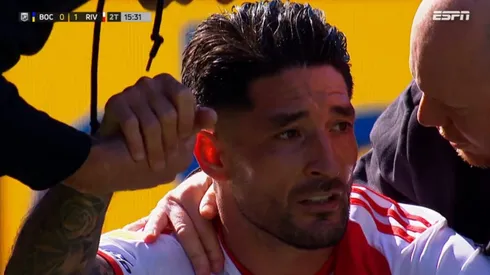 Mostró el escudo: la provocación de Casco a la platea de Boca en el Superclásico