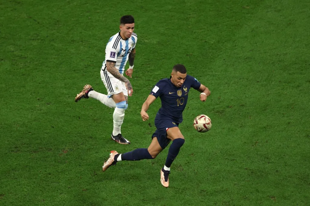 Enzo se sacó chispas con Mbappé en la final del Mundial. (Foto: Getty Images)