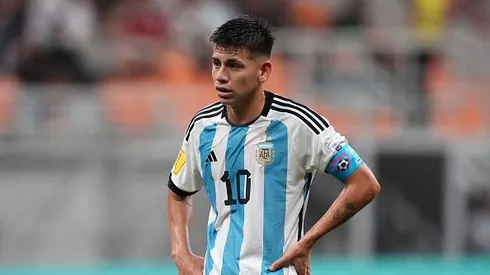 La presencia de Echeverri en el último partido de Argentina en el Mundial está en duda.
