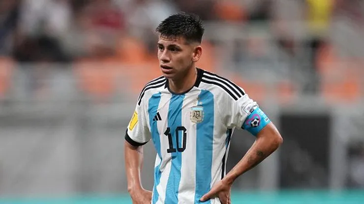 La presencia de Echeverri en el último partido de Argentina en el Mundial está en duda.
