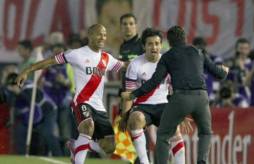 Pisculichi, Gallardo y Carlos Sánchez que se une en el festejo. Foto El Gráfico.