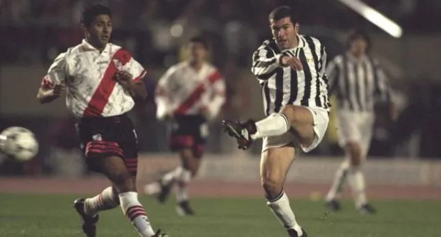 Leonardo Astrada y Zinedine Zidane en la Final de la Copa Intercontinental. Getty Images.