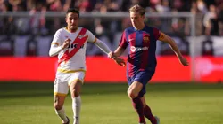 Óscar Trejo ante Frenkie de Jong, en el duelo Rayo Vallecano vs. Barcelona.