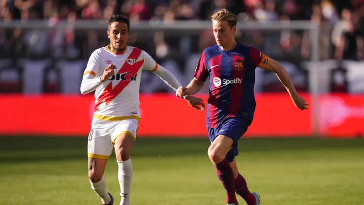 Óscar Trejo ante Frenkie de Jong, en el duelo Rayo Vallecano vs. Barcelona.