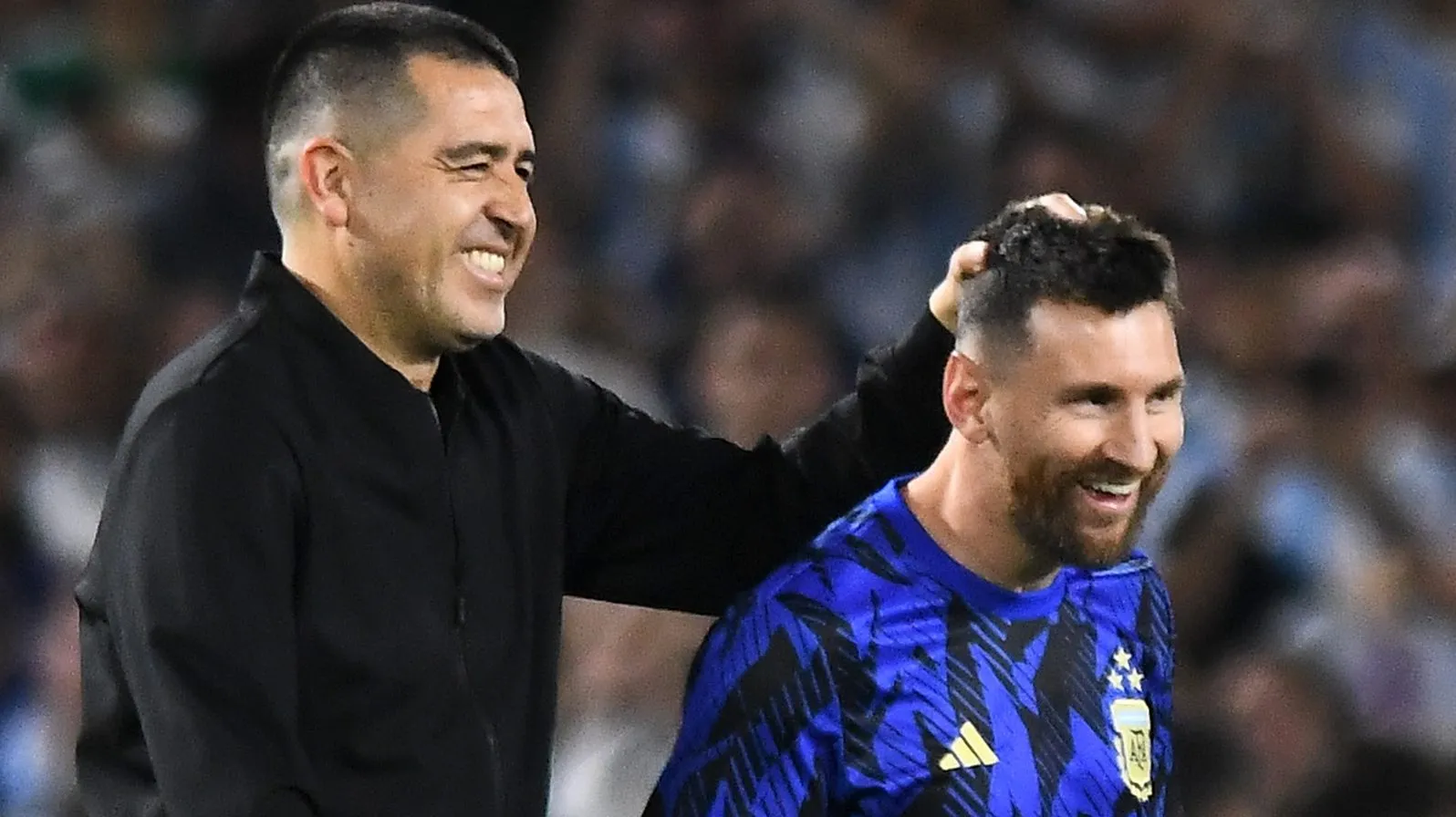 Juan Román Riquelme y Lionel Messi en la previa del Argentina vs. Uruguay en la Bombonera. Getty Images.