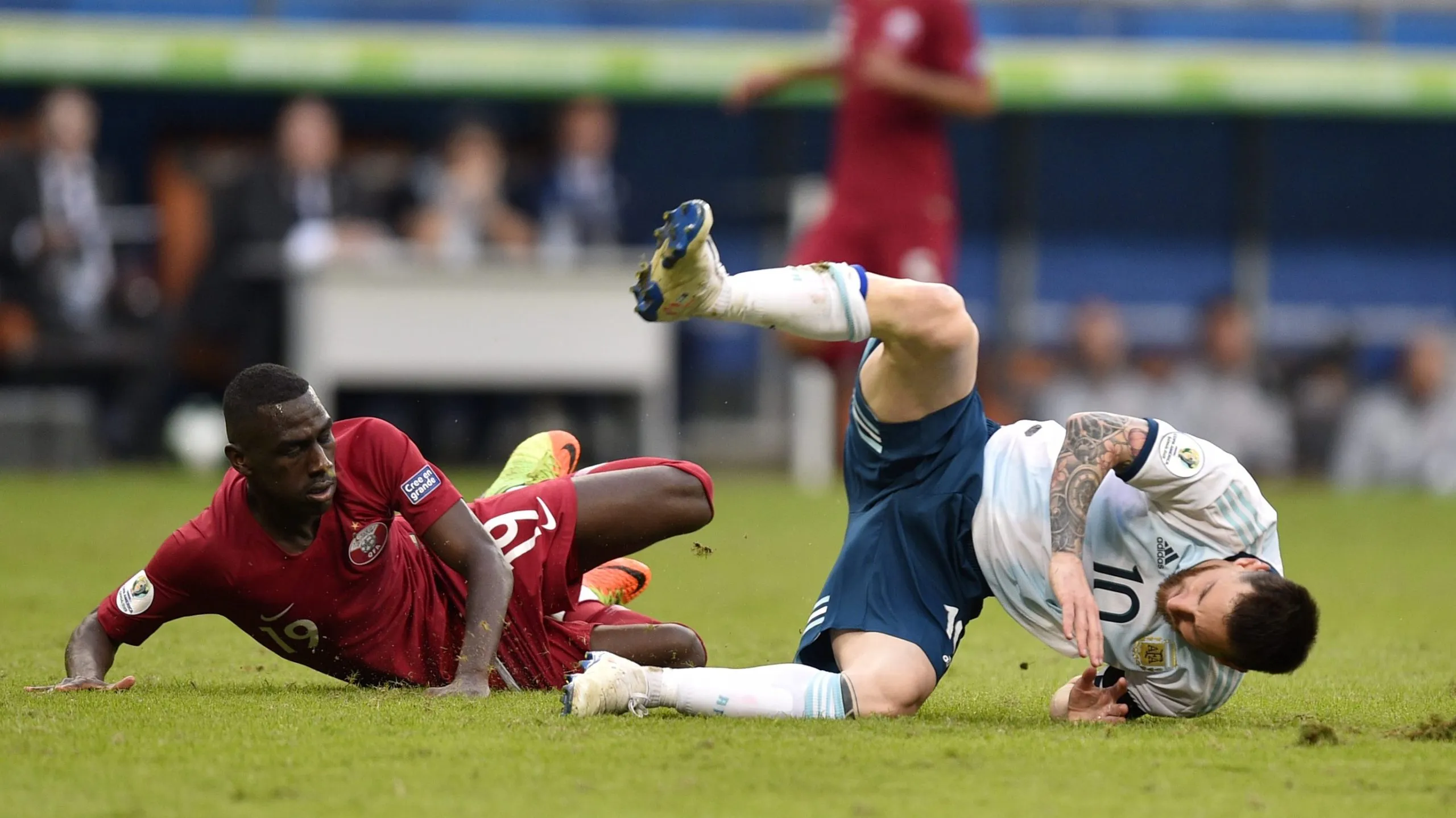 Almoez Ali le cometió una infracción a Messi durante un Argentina – Qatar en la Copa América 2019. (Getty)