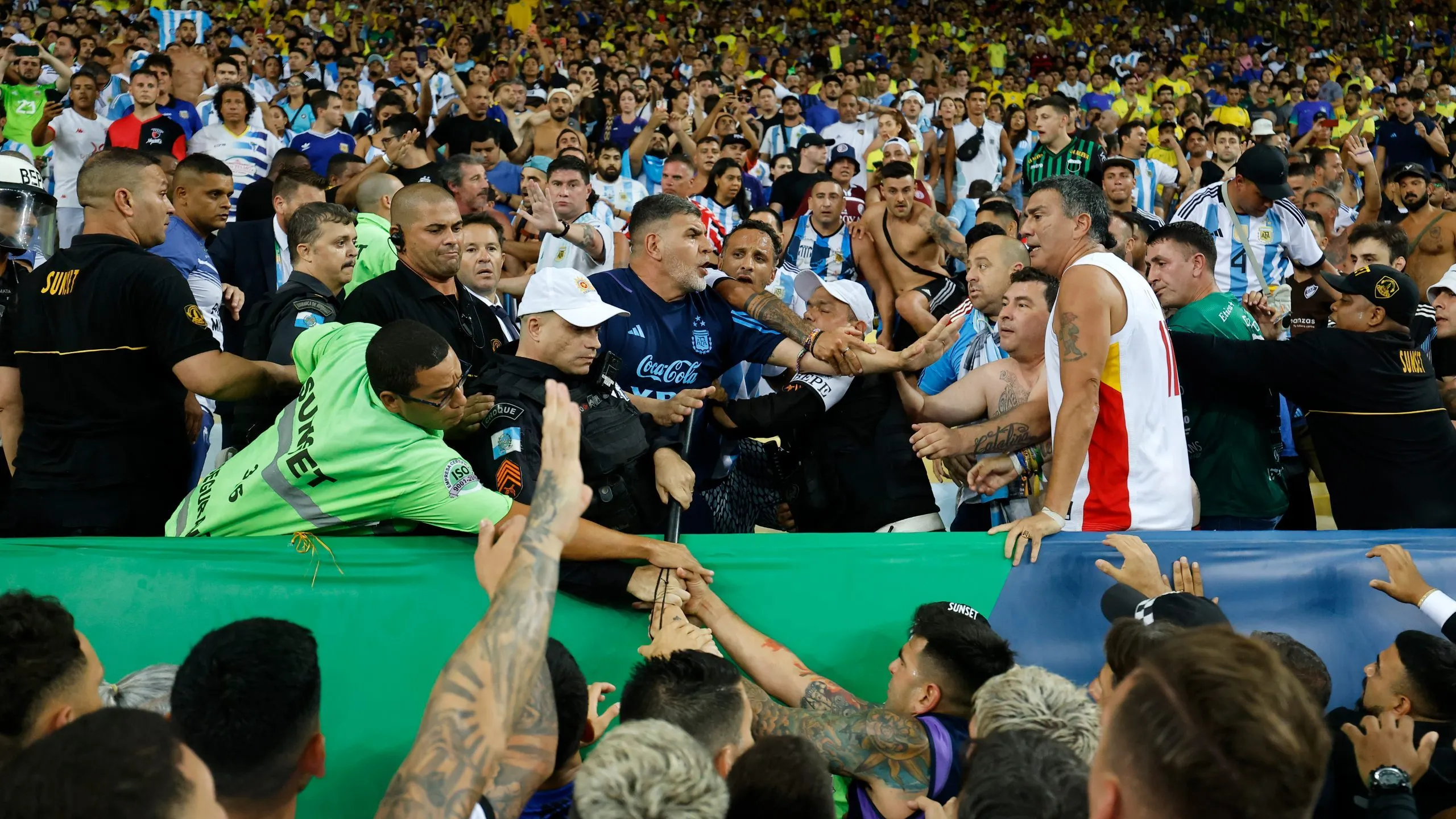 Los jugadores de la Selección Argentina actuaron ante la represión policial. (Foto: Getty).