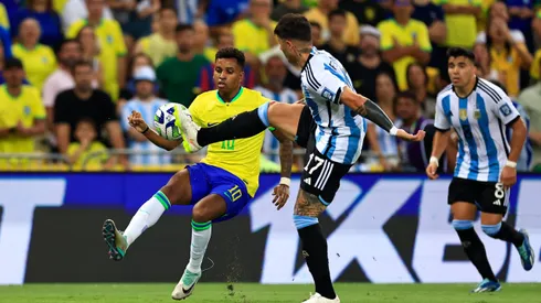 Enzo Fernández en acción contra Brasil.