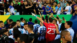 Dibu Martínez en plena defensa de los hinchas argentinos durante la represión de la policía en el Maracaná
