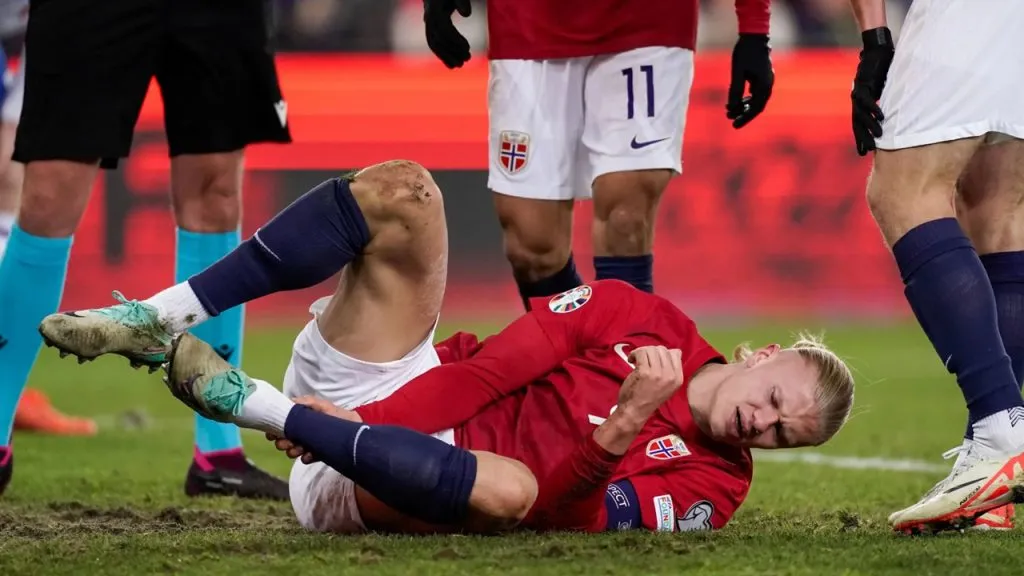 Haaland sufrió un golpe en el tobillo con Noruega.