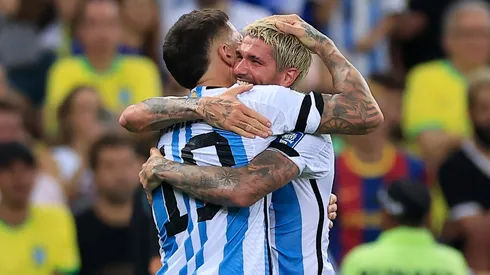 Rodrigo de Paul y su abrazo a Nicolás Otamendi, autor del gol argentino ante Brasil.