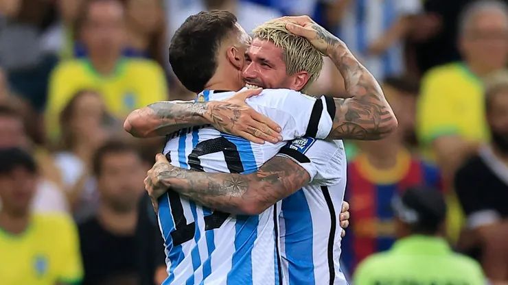 Rodrigo de Paul y su abrazo a Nicolás Otamendi, autor del gol argentino ante Brasil.