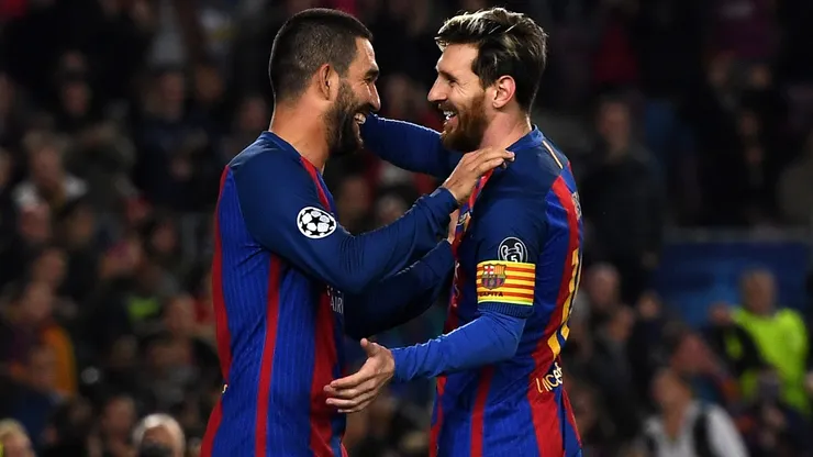 Arda Turán y su abrazo con Lionel Messi, jugando juntos en diciembre de 2016.