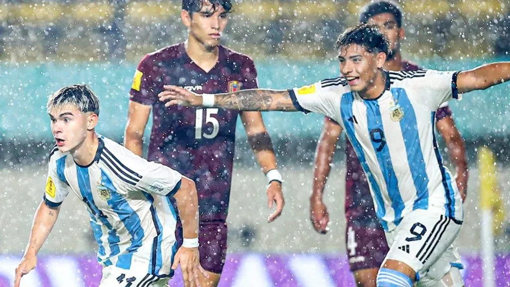 Santi López y Agustín Ruberto festejan uno de los goles ante Venezuela.