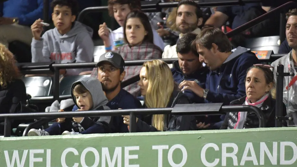 Willy junto a su familia, viendo tenis, en la ciudad en la que está instalado (Imago)