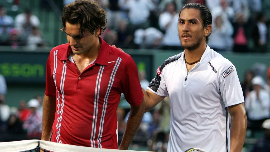 Cañas consuela a Federer después de vencerlo en el Miami Open (Imago)