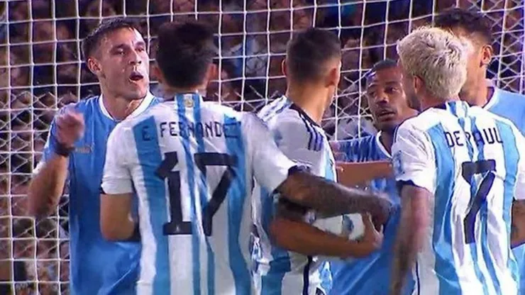 El gesto obsceno de Ugarte a De Paul.