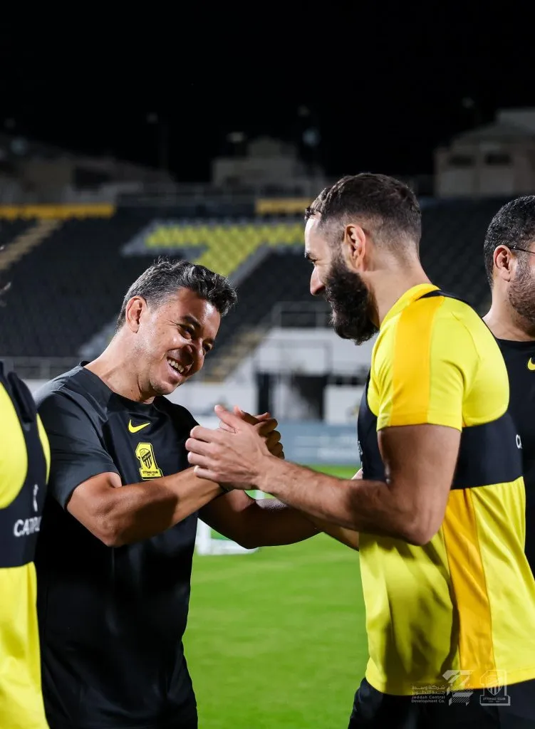 El saludo entre Gallardo y Benzema. Foto: Al-Ittihad