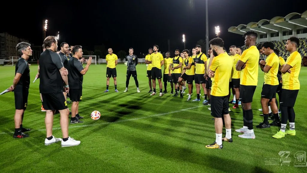 Marcelo Gallardo se dirige por primera vez al plantel. Foto: Al-Ittihad