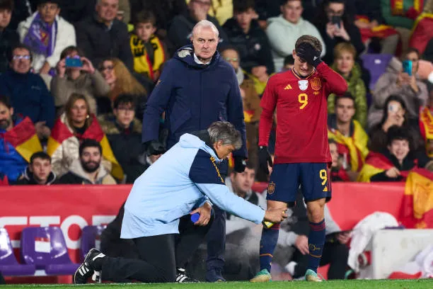 La lesión dejaría afuera a Gavi de los Juegos Olímpicos y de la Eurocopa (Photo by Juan Manuel Serrano Arce/Getty Images)