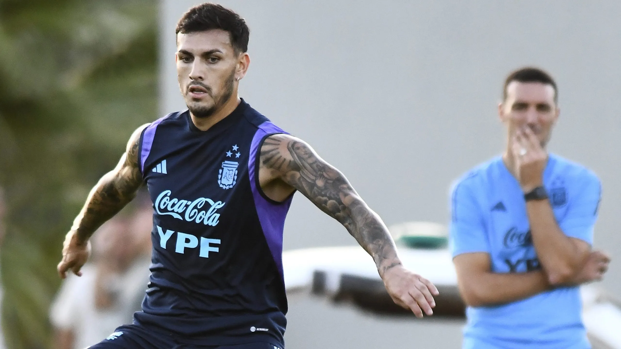 Lionel Scaloni analiza incluir a Leandro Paredes en una línea de cuatro volantes vs. Brasil. Getty Images.