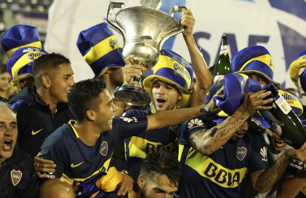 Lisandro Magallán levantando el trofeo de la Superliga 2017-18 con Boca. (Getty)
