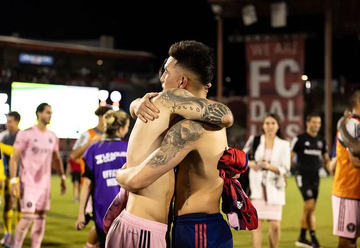 Alan Velasco junto a Lionel Messi. (Foto: Instagram @alanvelasco_).