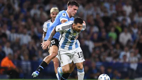 Ugarte, enfrentando a Messi en el Argentina vs. Uruguay de Eliminatorias.