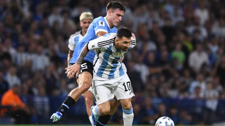 Ugarte, enfrentando a Messi en el Argentina vs. Uruguay de Eliminatorias.