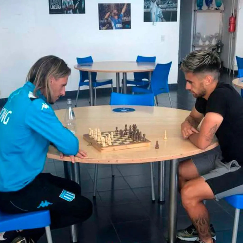 Becca jugando un torneo de ajedrez en la pensión de Racing. Foto Racing Club.