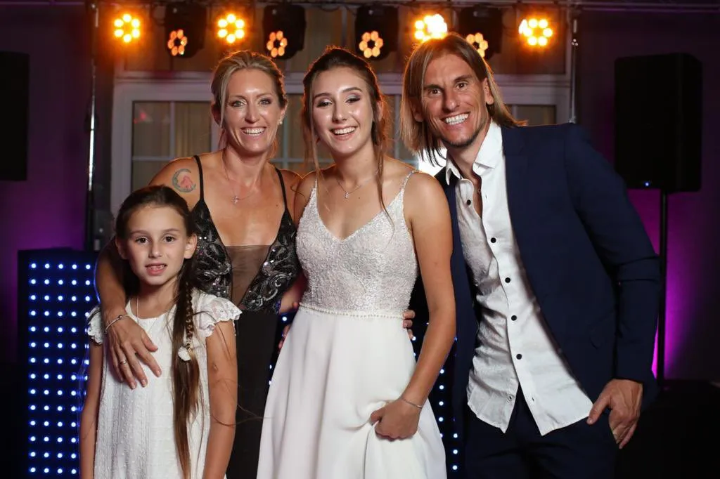 Con su familia, en el cumple de 15 de su hija mayor. Foto IG SebaBecca