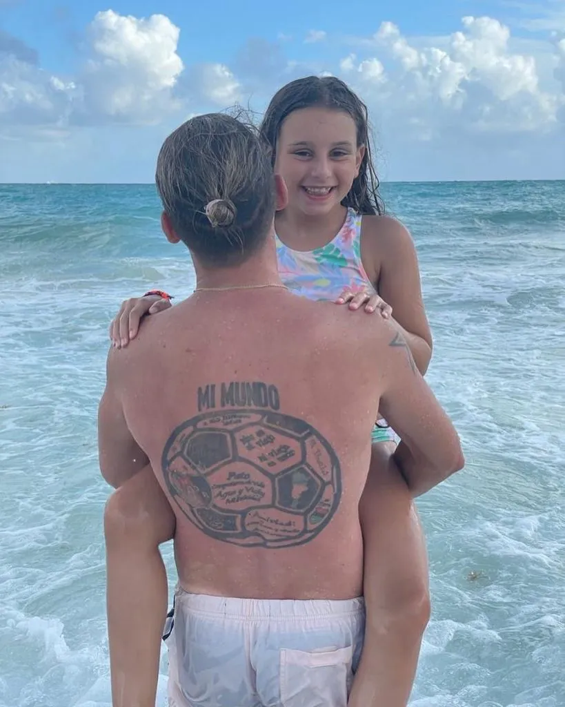Su hija y su tatuaje, que él mismo diseñó. Foto IG SebaBecca
