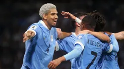 Ronald Araújo y el abrazo con sus compañeros uruguayos.
