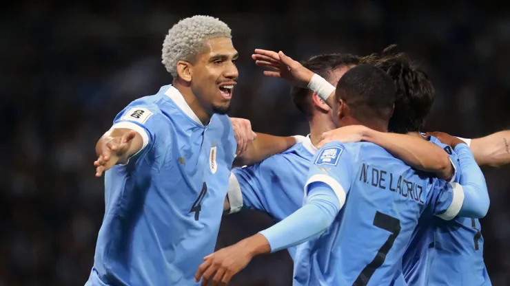 Ronald Araújo y el abrazo con sus compañeros uruguayos.