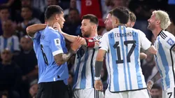 Messi tomando del cuello a Olivera.