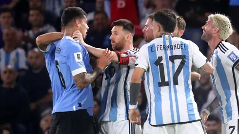 Messi tomando del cuello a Olivera.