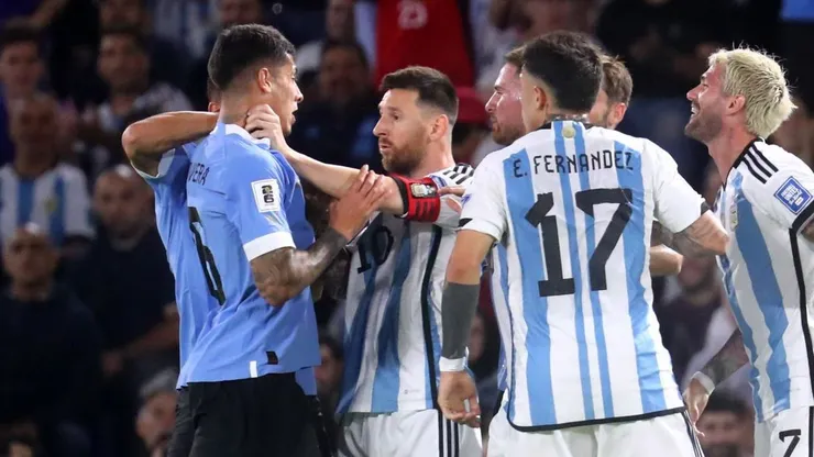 Messi tomando del cuello a Olivera.