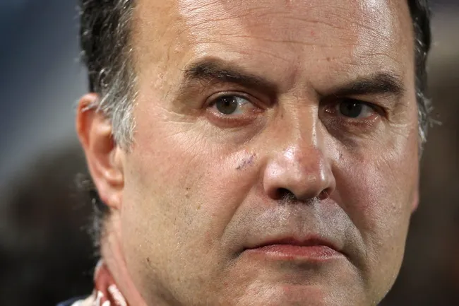 PRETORIA, SUDÁFRICA – 25 DE JUNIO: Marcelo Bielsa, entrenador principal de Chile, observa antes del partido del Grupo H de la Copa Mundial de la FIFA 2010 en Sudáfrica entre Chile y España en el Estadio Loftus Versfeld el 25 de junio de 2010 en Tshwane/Pretoria, Sudáfrica. (Foto de Phil Cole/Getty Images)