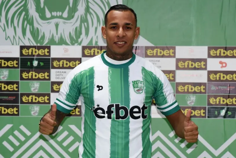 Sebastián Villa ya posa con la camiseta del Beroe FC. (Instagram)