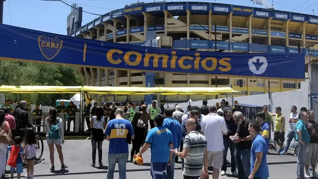 En 2019, las elecciones fueron en el playón de estacionamiento aledaño al estadio.