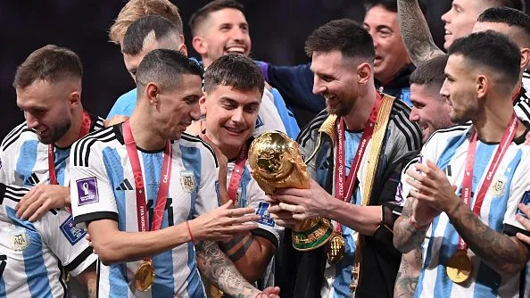 Di María, Dybala y Messi, enamorados de la Copa del Mundo.
