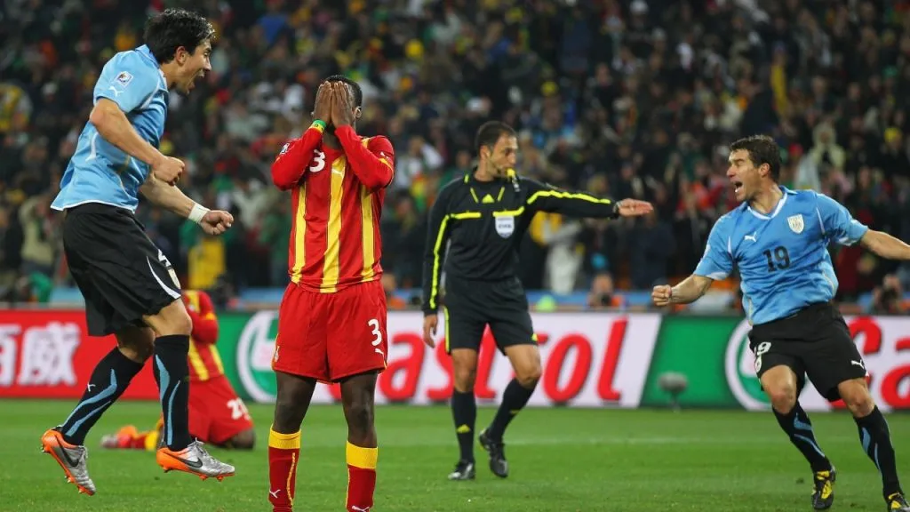 Asamoah Gyan y su reacción tras errar el penal en la prórroga ante Uruguay en Sudáfrica 2010