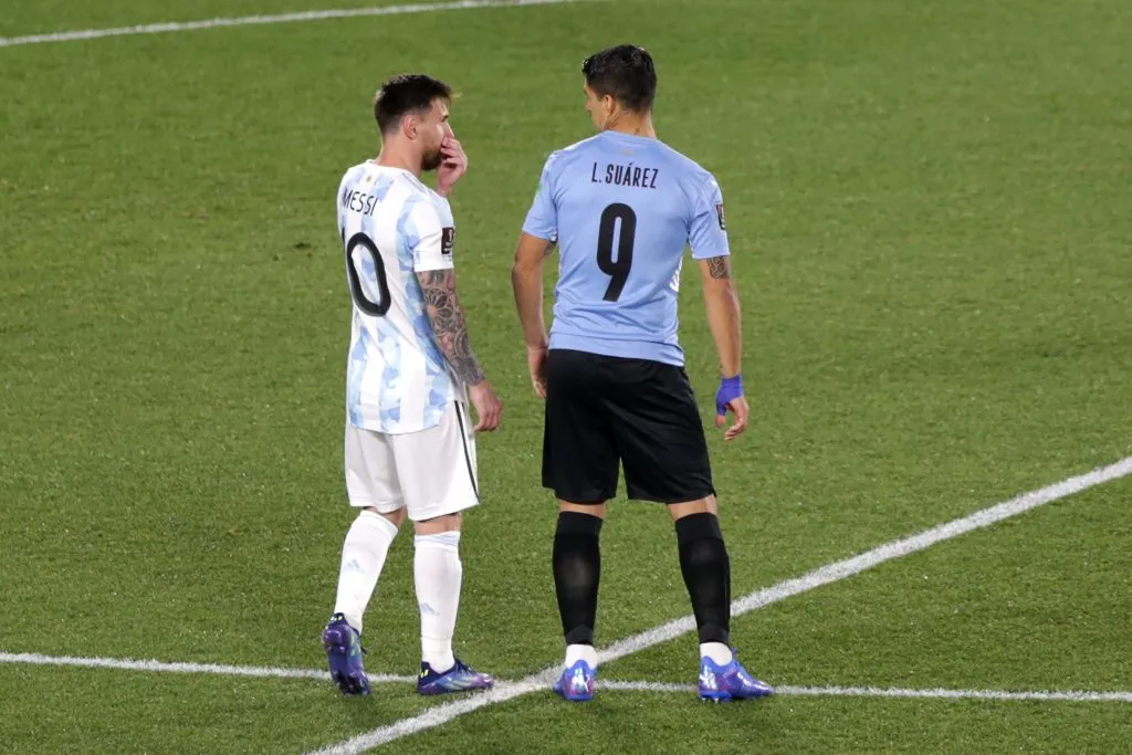 Suárez y Messi, los máximos goleadores de las Eliminatorias. (Foto: Getty)